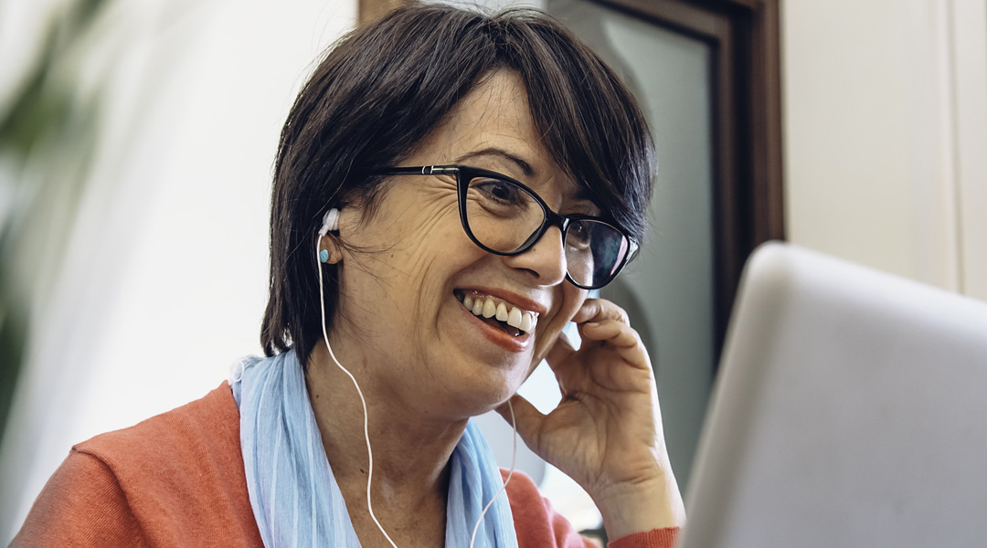 client-on-computer Woman on laptop